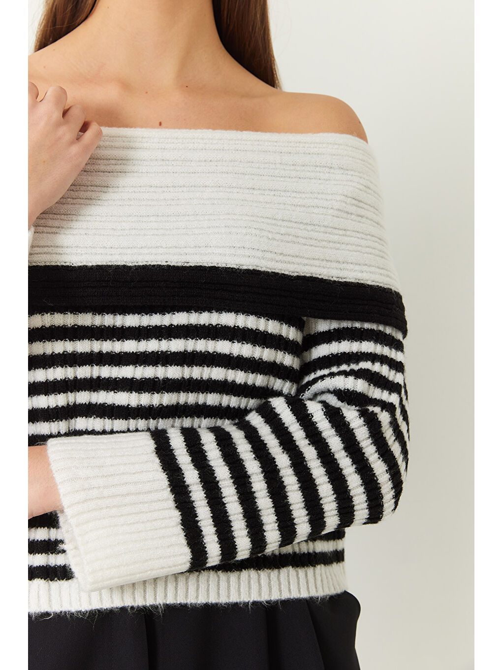 Beyaz Kadın Degaje Yaka Çizgili Kazak-4