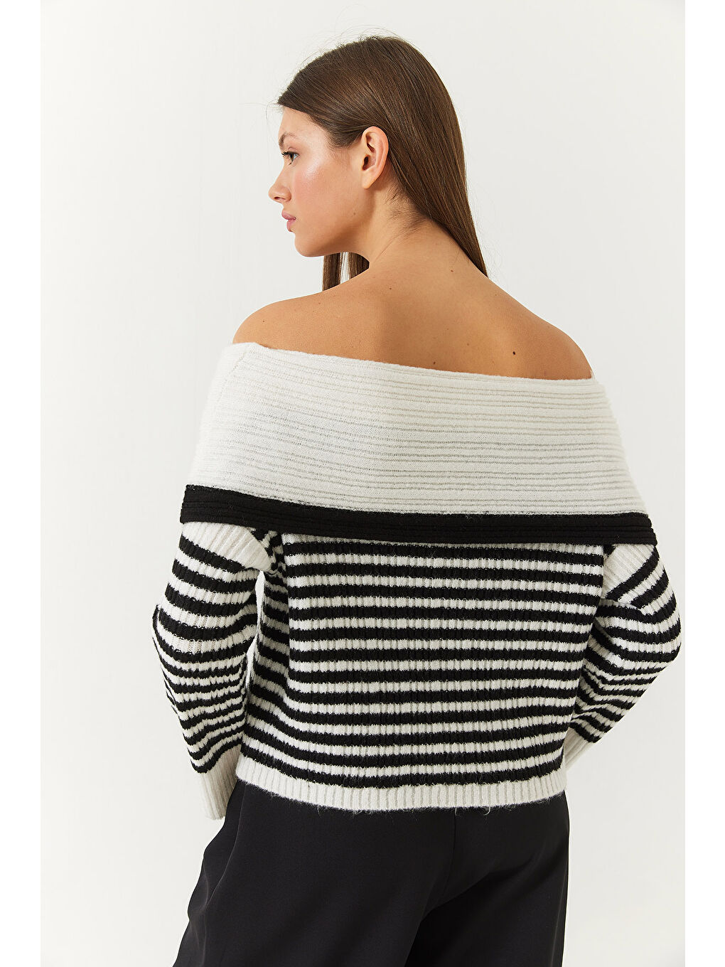 Beyaz Kadın Degaje Yaka Çizgili Kazak-5