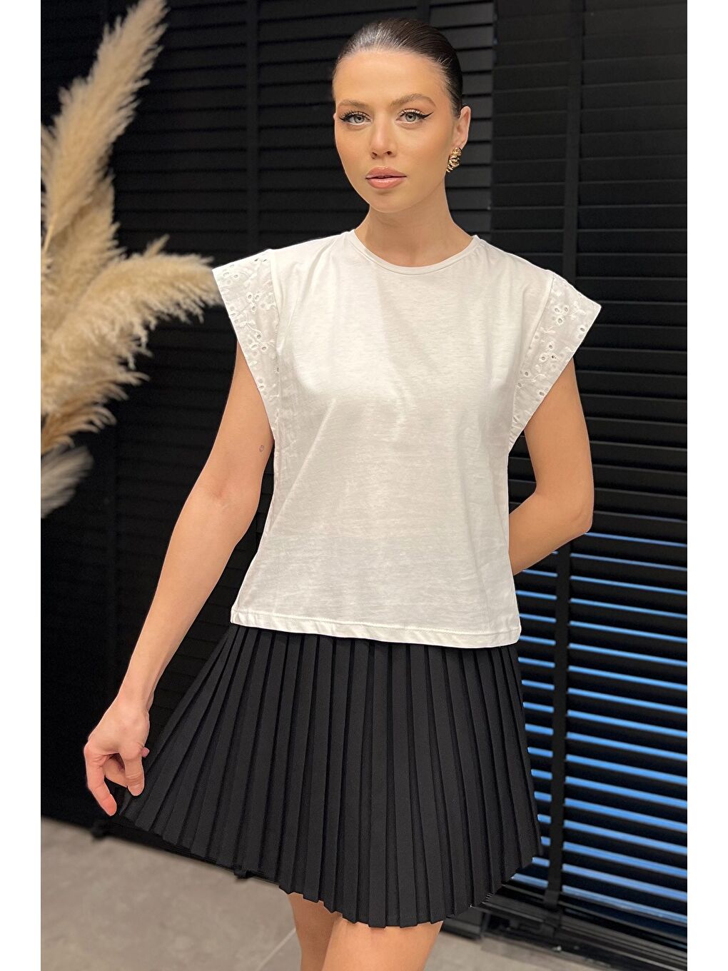 Ekru Kadın Bisiklet Yaka Kol Dantel İşlemeli Tişört-1