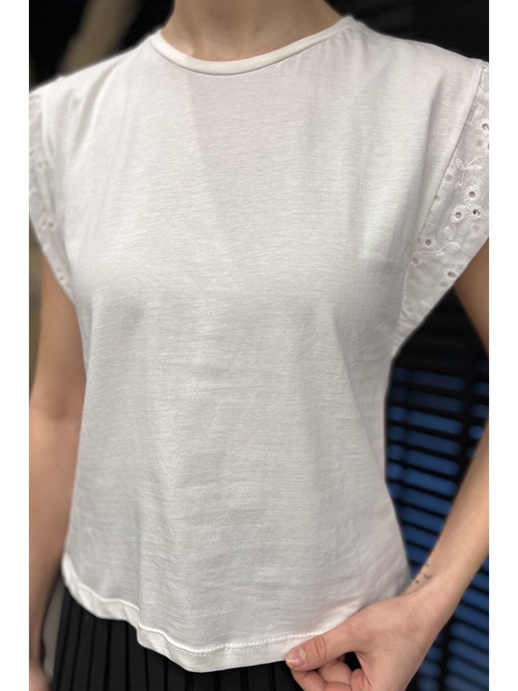 Ekru Kadın Bisiklet Yaka Kol Dantel İşlemeli Tişört-3