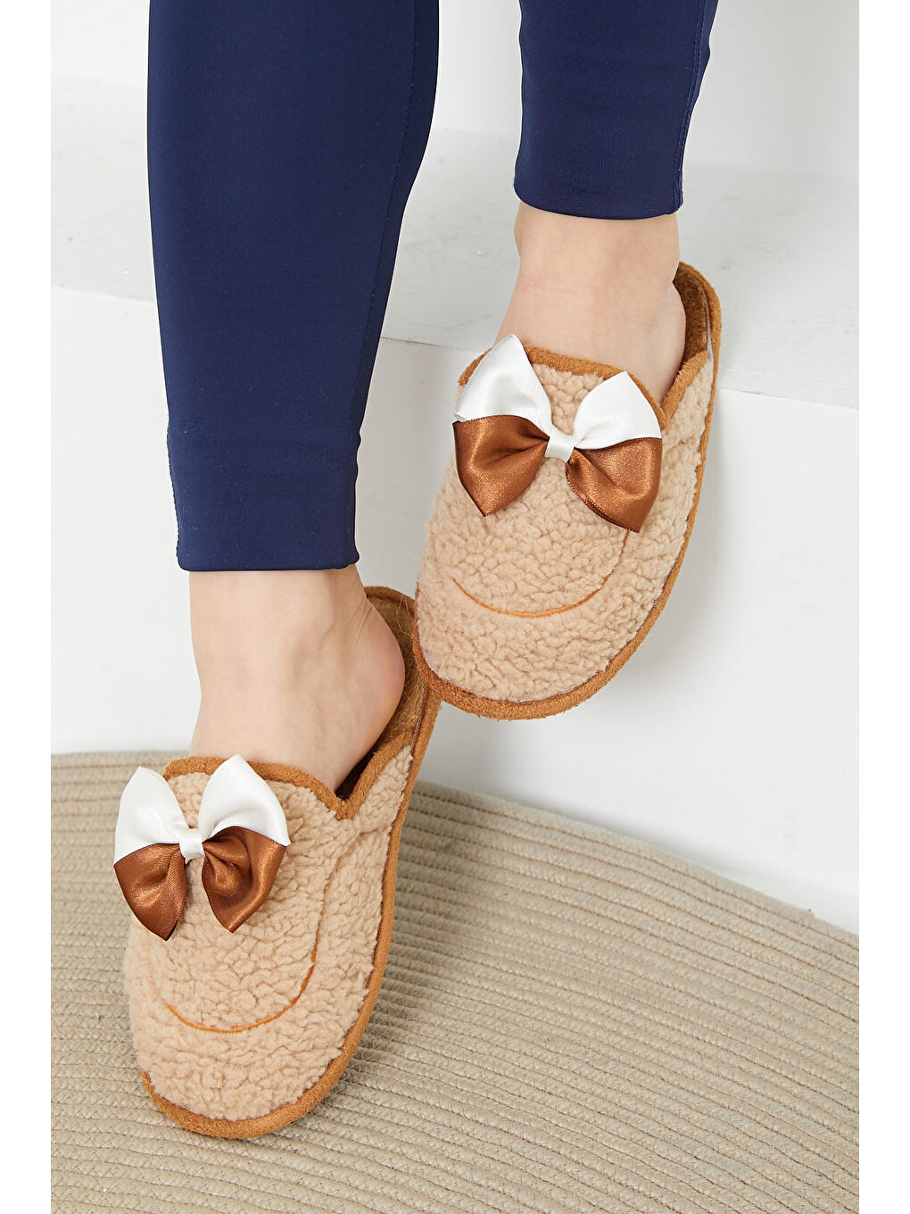 Bej Kadın Vizon Fiyonklu Pelüş Terlik   26681