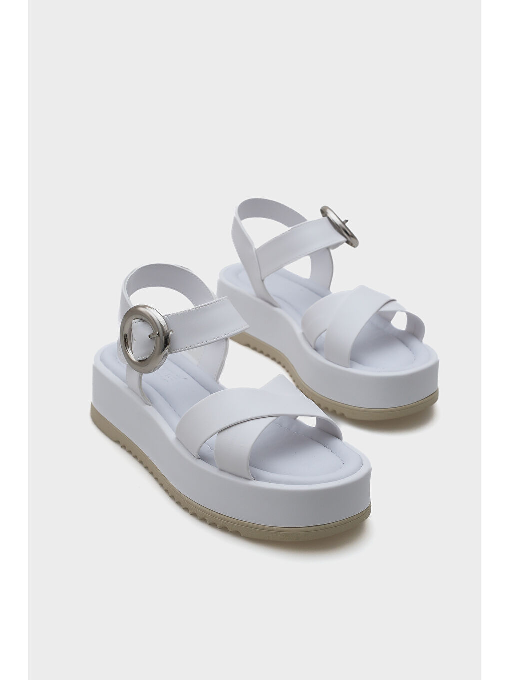 Beyaz Dolly Çapraz Bantlı Konfor Tokalı Dolgu Topuklu Kadın Sandalet-1