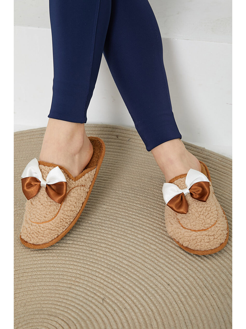 Bej Kadın Vizon Fiyonklu Pelüş Terlik   26681-1