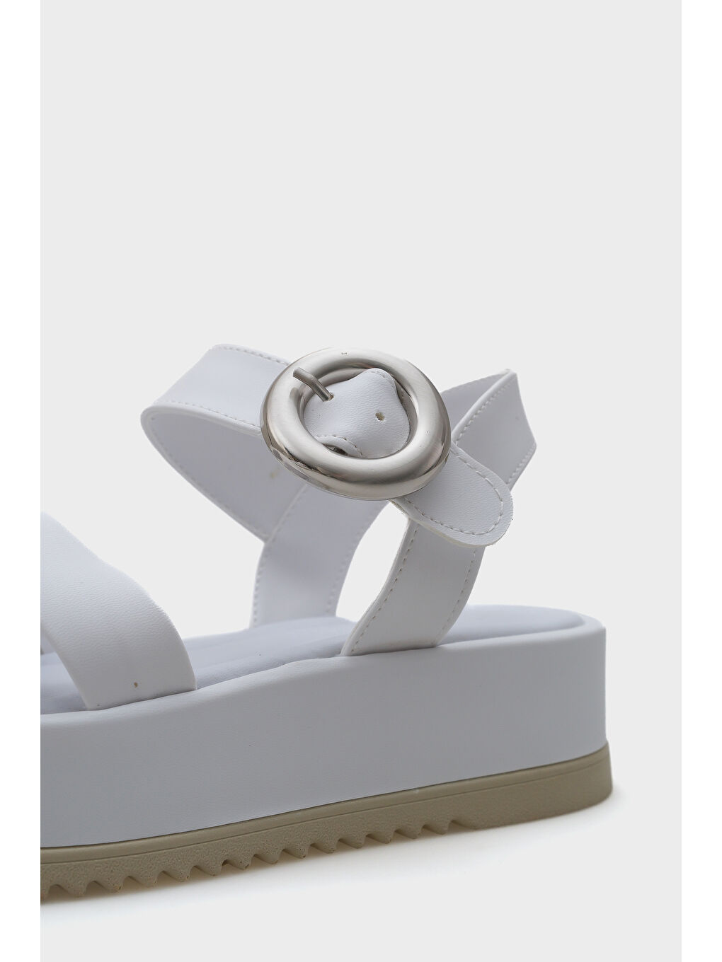 Beyaz Dolly Çapraz Bantlı Konfor Tokalı Dolgu Topuklu Kadın Sandalet-3