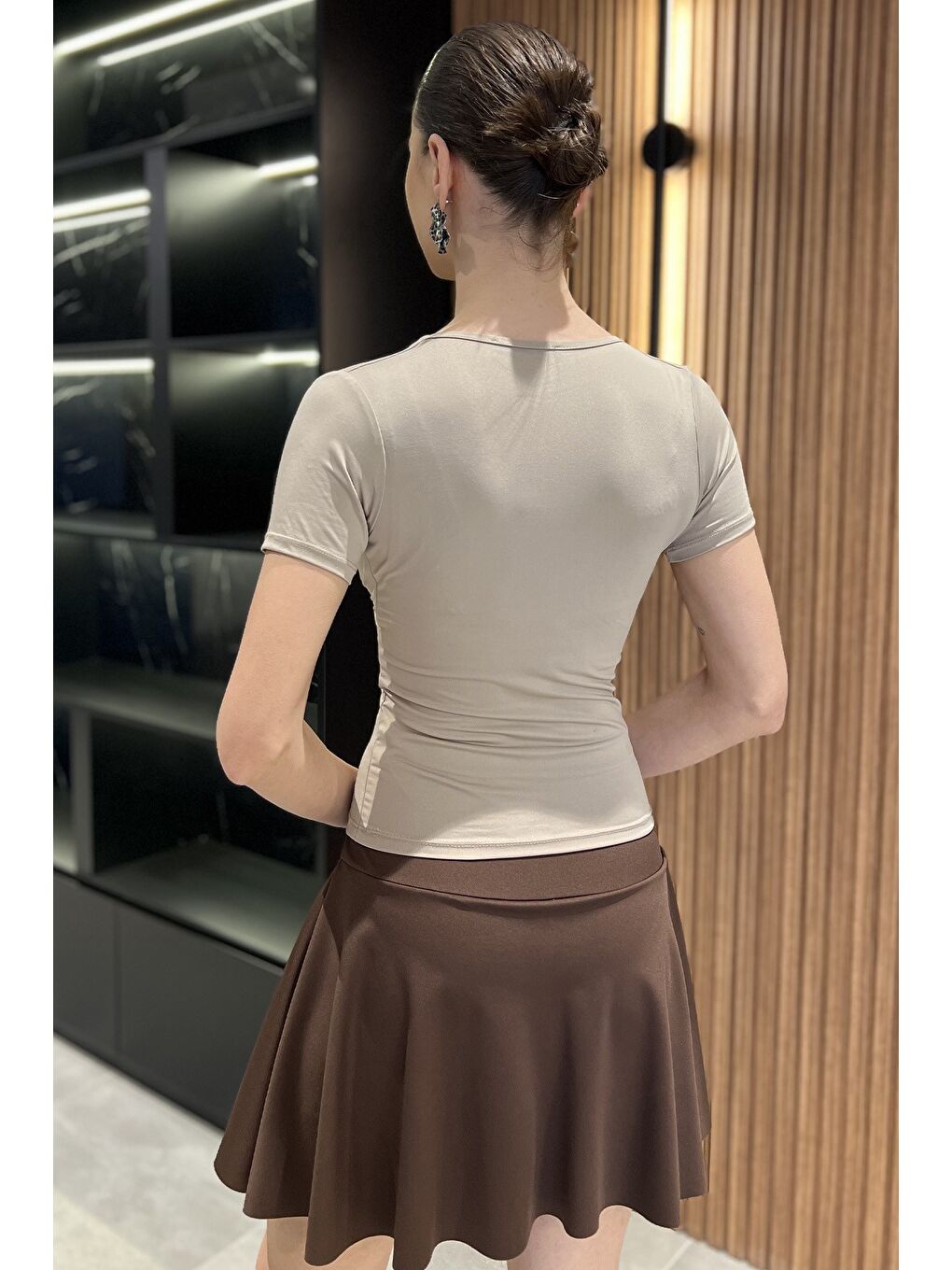 Bej Gül Detaylı V Yaka Kadın Bluz-2