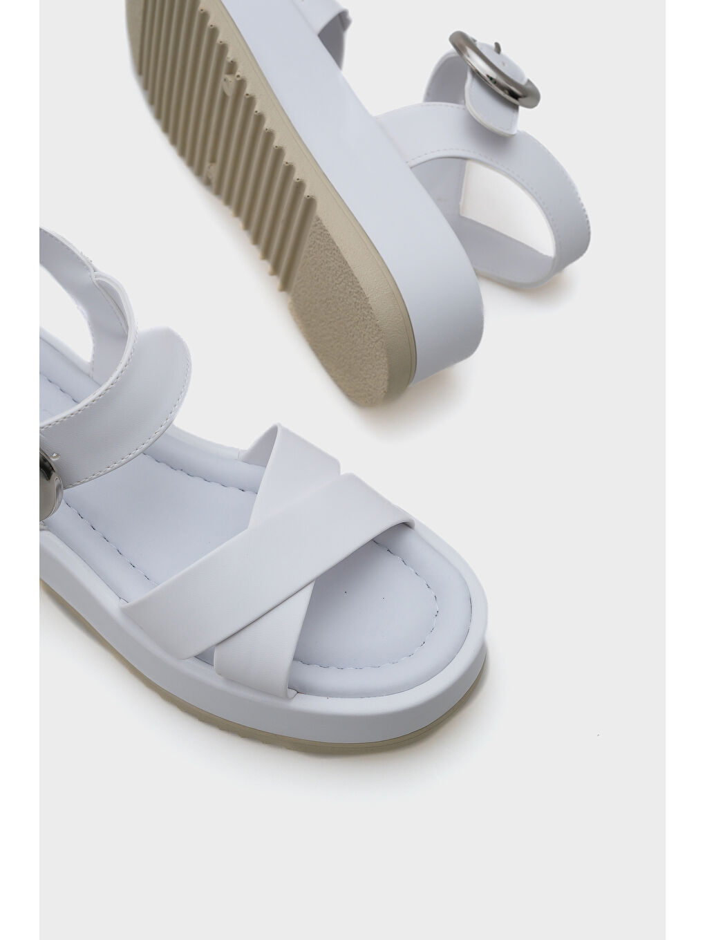 Beyaz Dolly Çapraz Bantlı Konfor Tokalı Dolgu Topuklu Kadın Sandalet-4