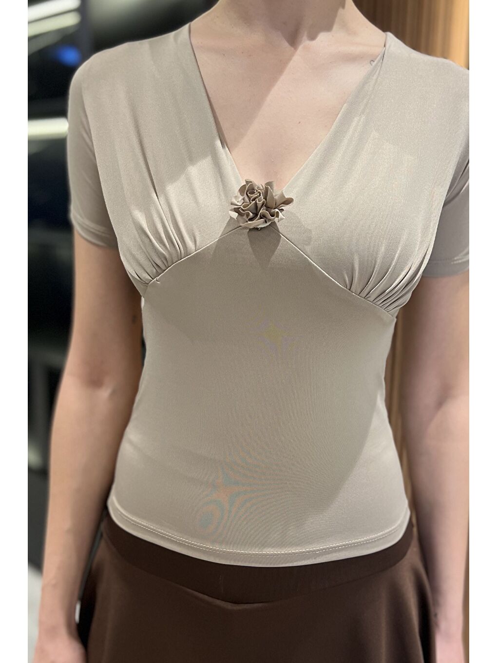 Bej Gül Detaylı V Yaka Kadın Bluz-3