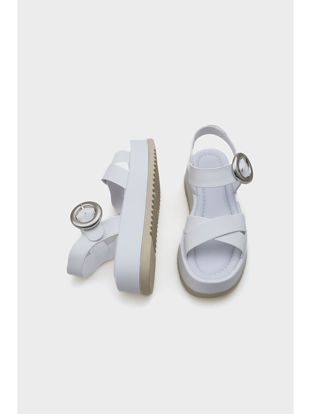 Beyaz Dolly Çapraz Bantlı Konfor Tokalı Dolgu Topuklu Kadın Sandalet-5