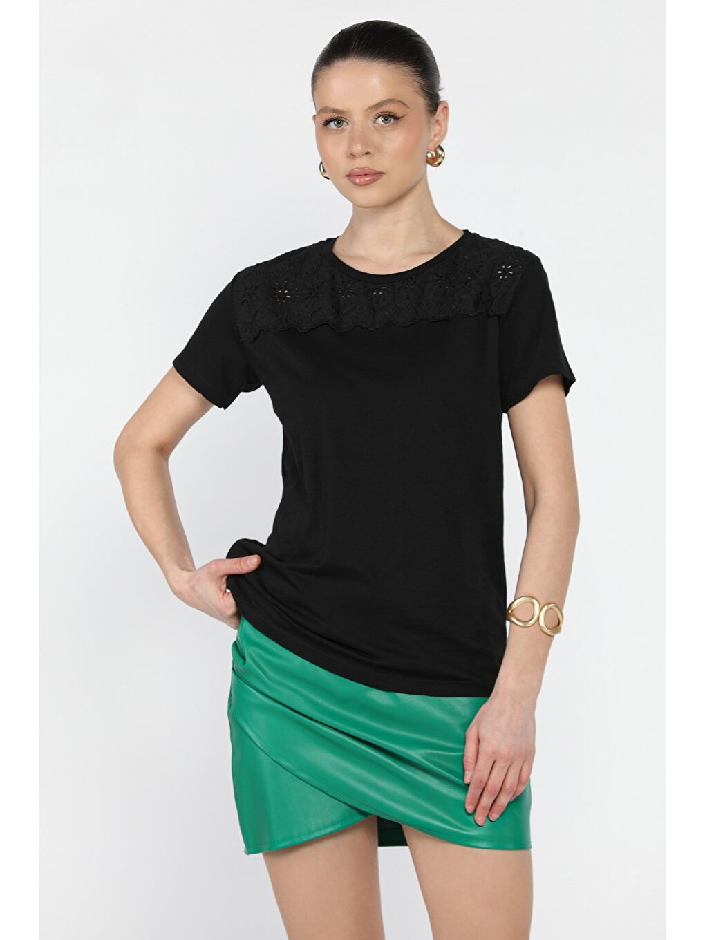 Siyah Kadın Dantel İşlemeli Bisiklet Yaka Tişört-1