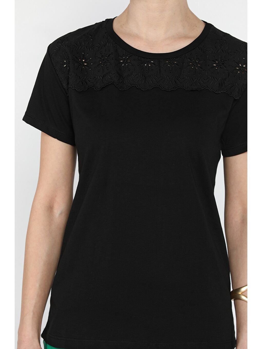 Siyah Kadın Dantel İşlemeli Bisiklet Yaka Tişört-3