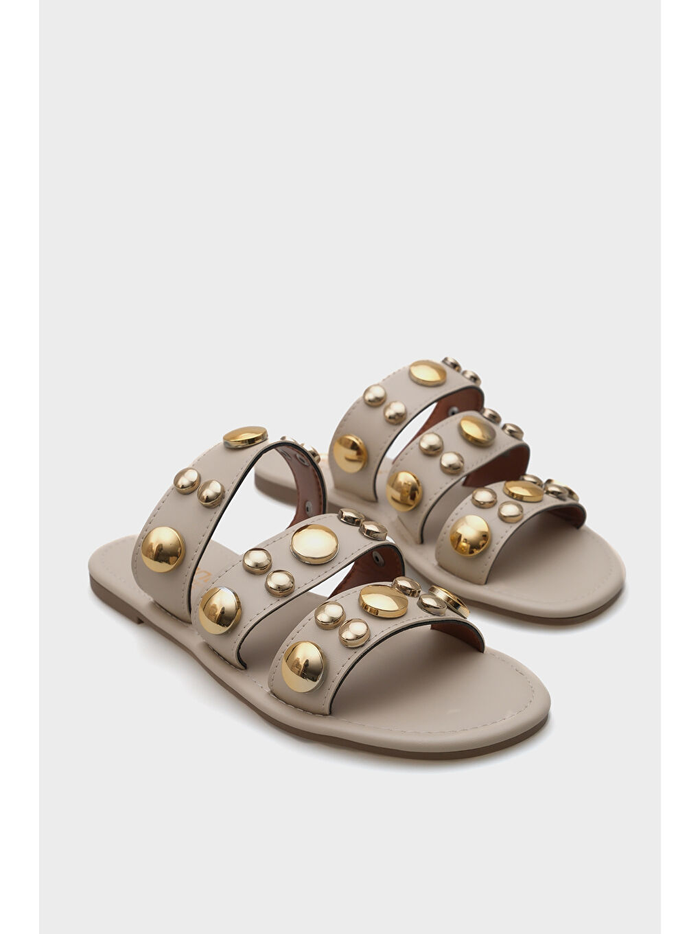 Bej Kate Bantlı Metal Aksesuarlı Düz Topuklu Yuvarlak Burunlu Kadın Terlik-1