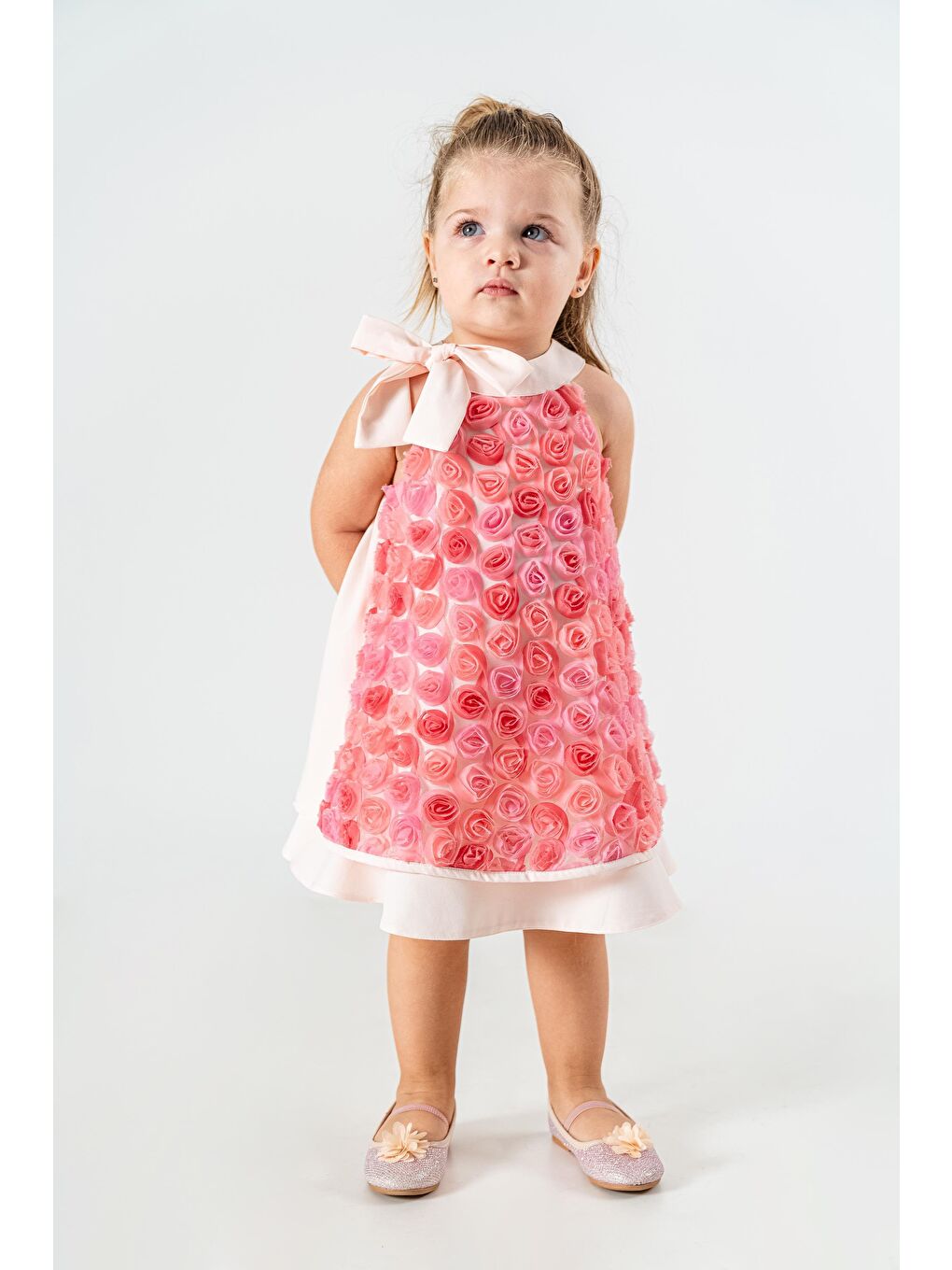 Karışık Pembe 3D Gül Detaylı Kız Çocuk Elbisesi – Kolsuz, Fiyonklu, Özel Günlük