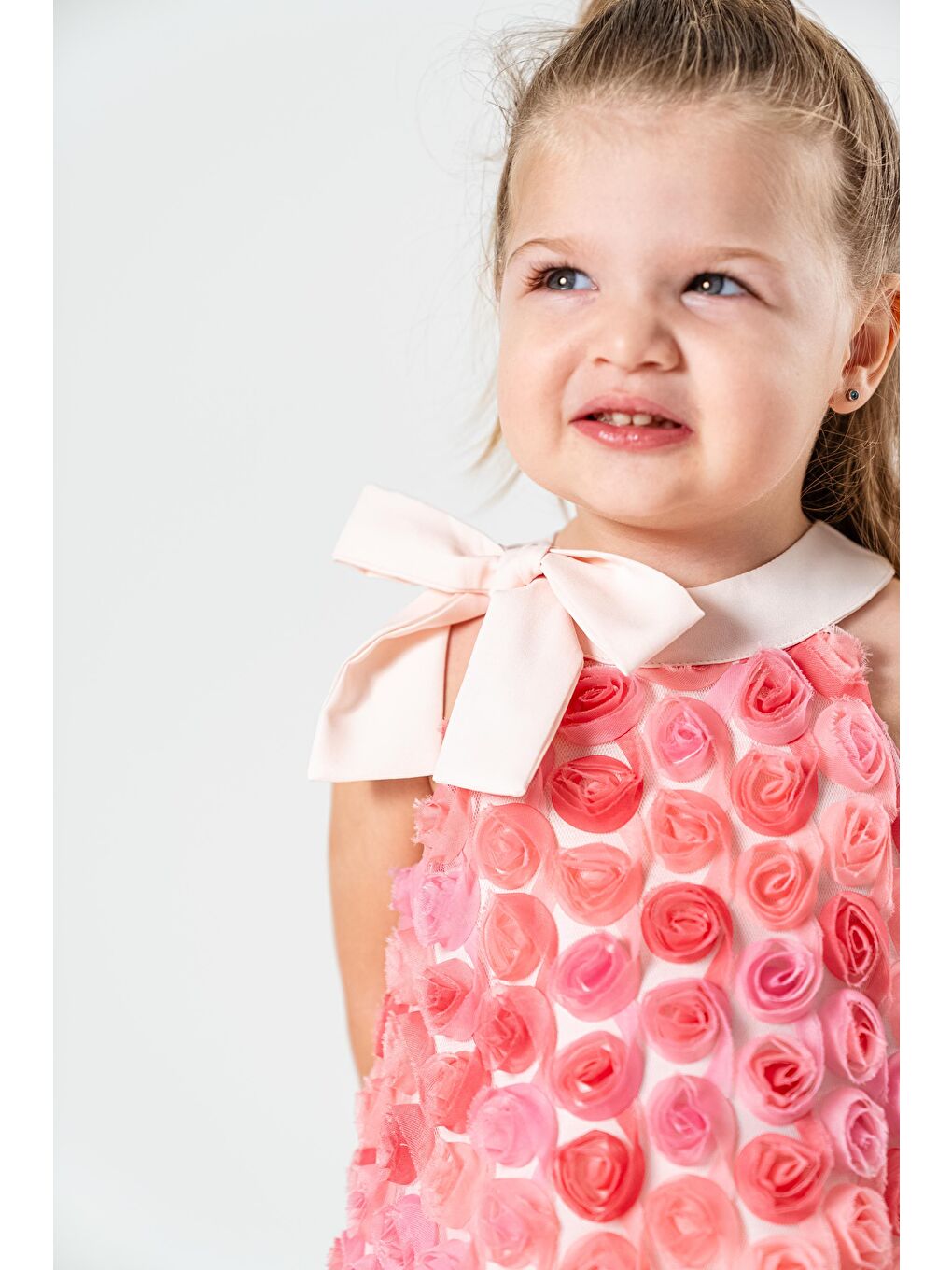 Karışık Pembe 3D Gül Detaylı Kız Çocuk Elbisesi – Kolsuz, Fiyonklu, Özel Günlük-2