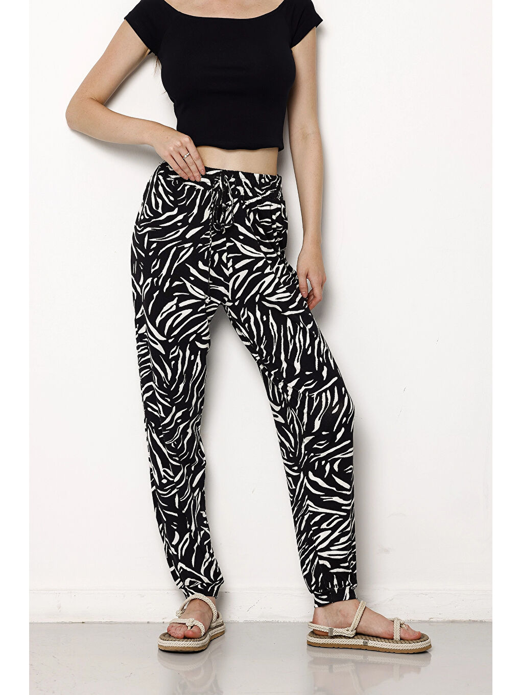 Siyah Beli Ve Paçası Lastikli Dar Paça Cepsiz Desenli Pantolon-1