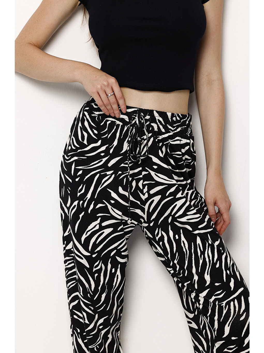 Siyah Beli Ve Paçası Lastikli Dar Paça Cepsiz Desenli Pantolon-2