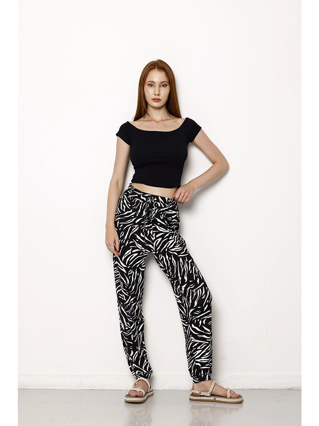 Siyah Beli Ve Paçası Lastikli Dar Paça Cepsiz Desenli Pantolon-3