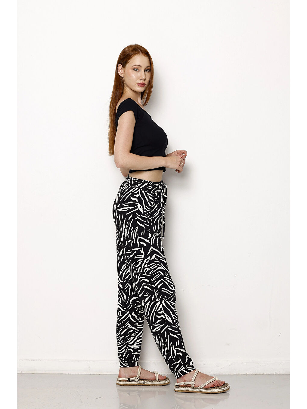 Siyah Beli Ve Paçası Lastikli Dar Paça Cepsiz Desenli Pantolon-4