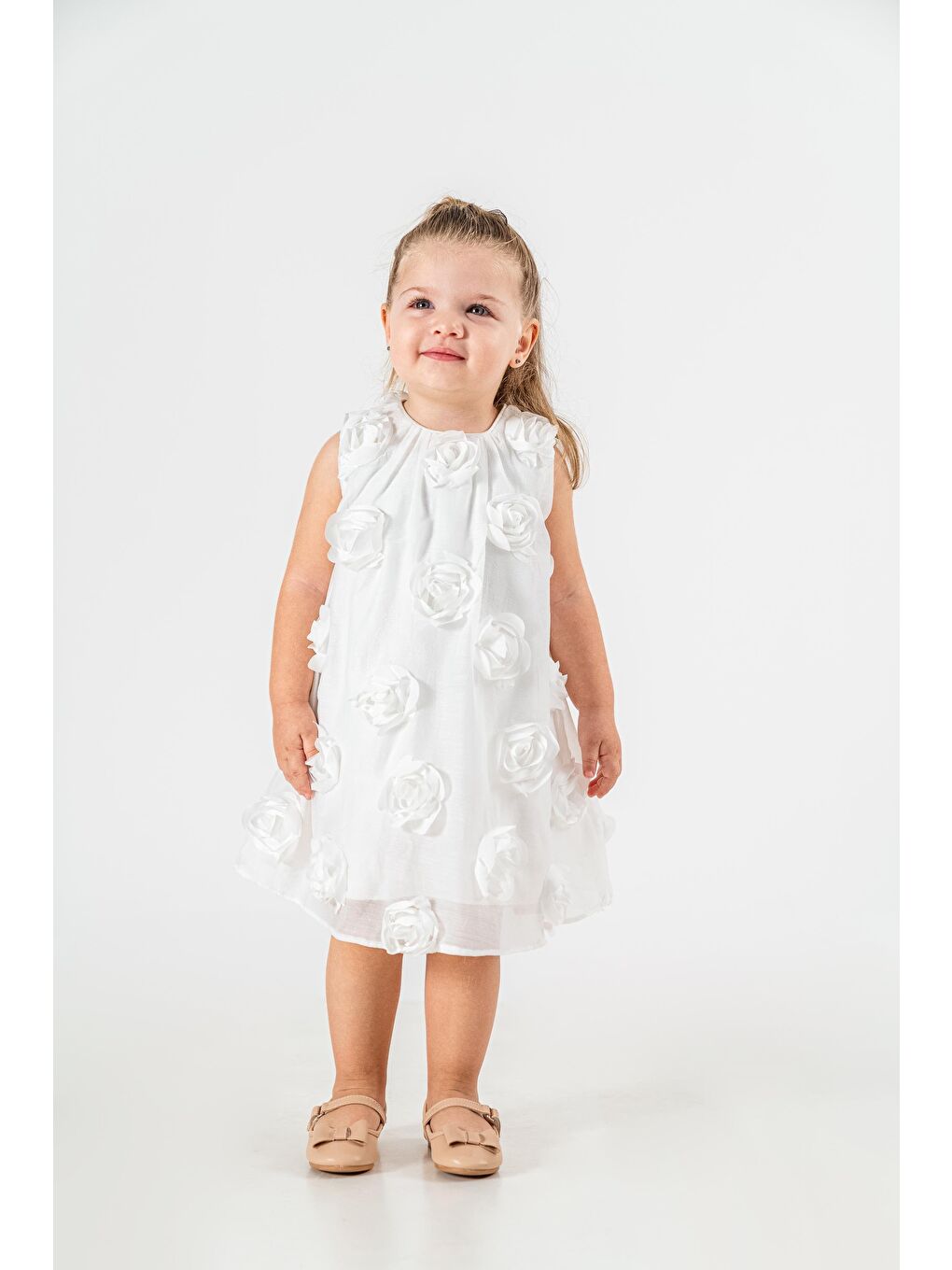 Ekru Beyaz 3D Gül Detaylı Kız Çocuk Elbisesi – Kolsuz, Pamuklu, Özel Günlük