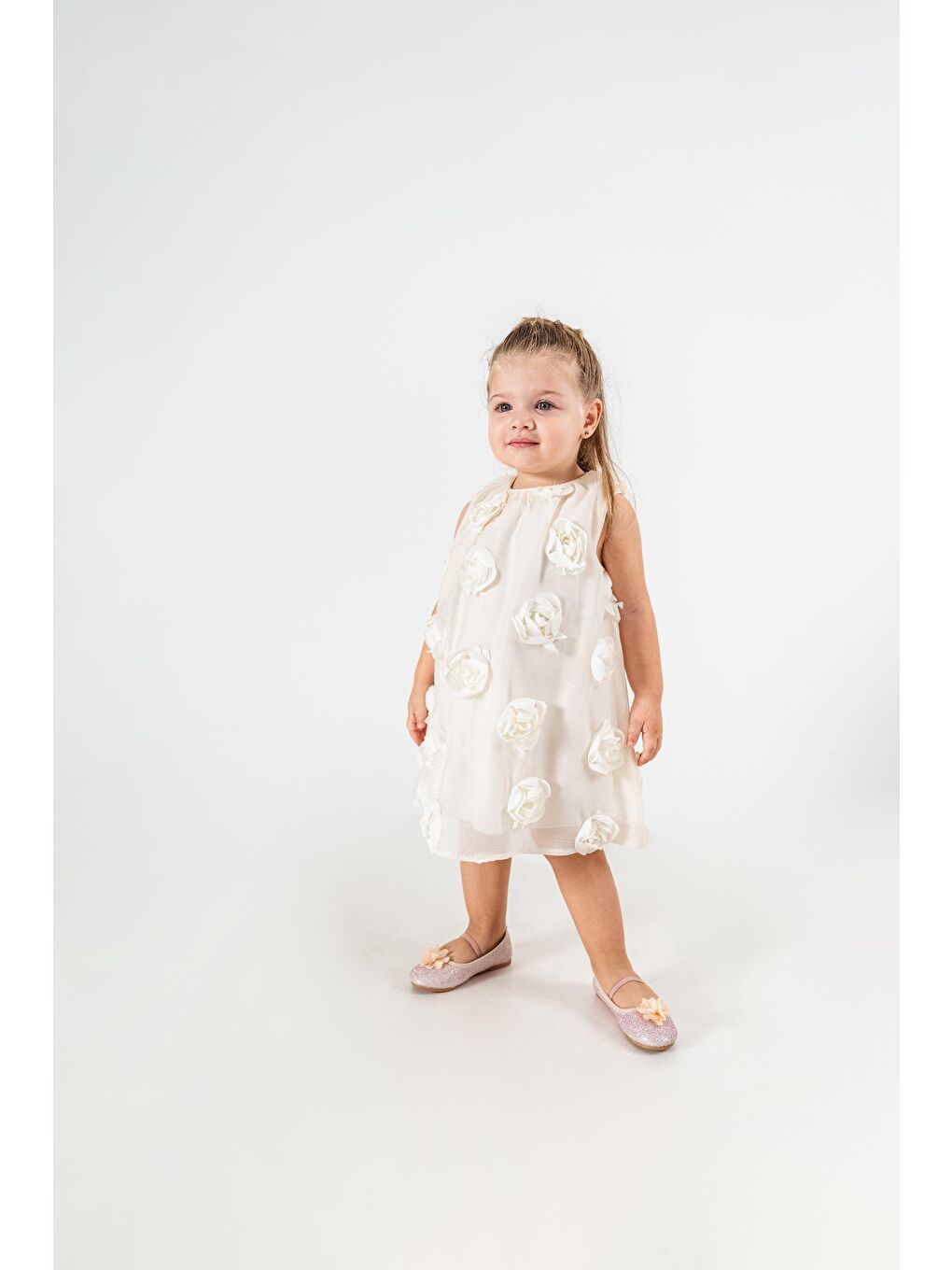 Ekru Beyaz 3D Gül Detaylı Kız Çocuk Elbisesi – Kolsuz, Pamuklu, Özel Günlük-1