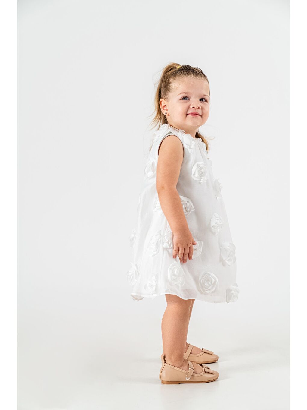 Ekru Beyaz 3D Gül Detaylı Kız Çocuk Elbisesi – Kolsuz, Pamuklu, Özel Günlük-2