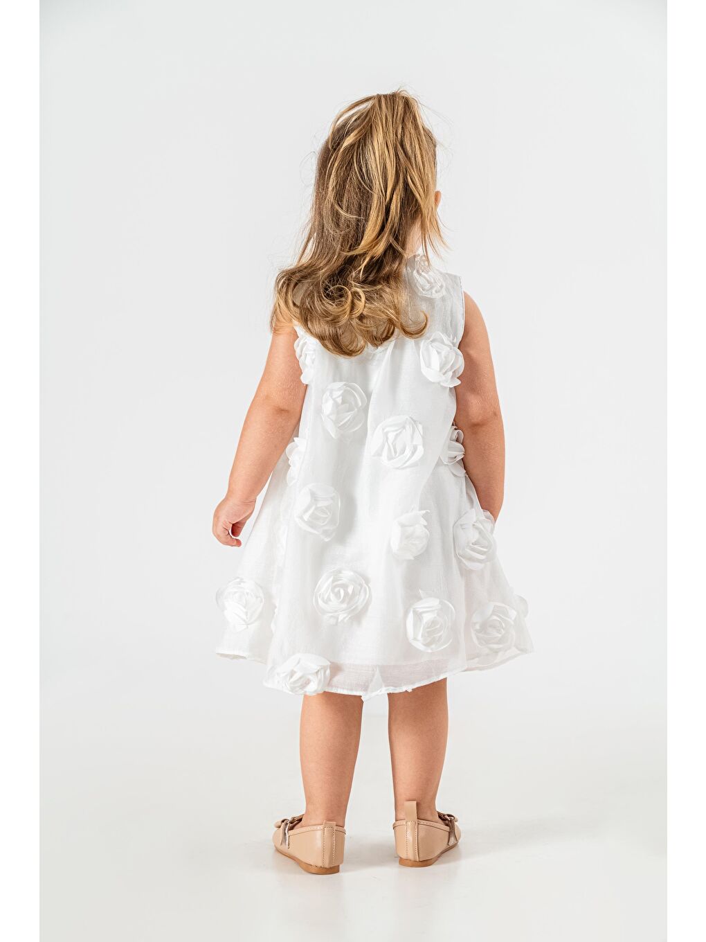 Ekru Beyaz 3D Gül Detaylı Kız Çocuk Elbisesi – Kolsuz, Pamuklu, Özel Günlük-3