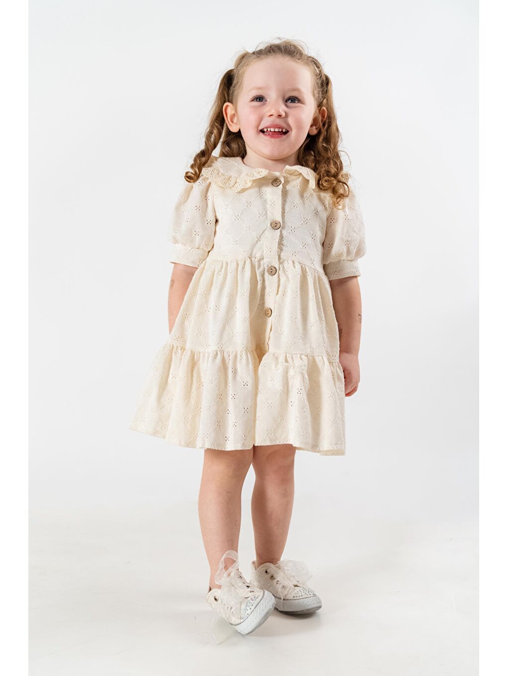 Ekru Krem Rengi Brode İşlemeli Kız Çocuk Elbisesi – Düğmeli, Fırfırlı, Pamuklu-1