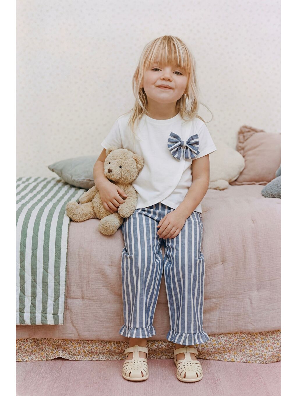 Kız Çocuk Pamuklu Beyaz Fiyonk Detaylı Tişört Pantolon Takım - Gri Çizgili