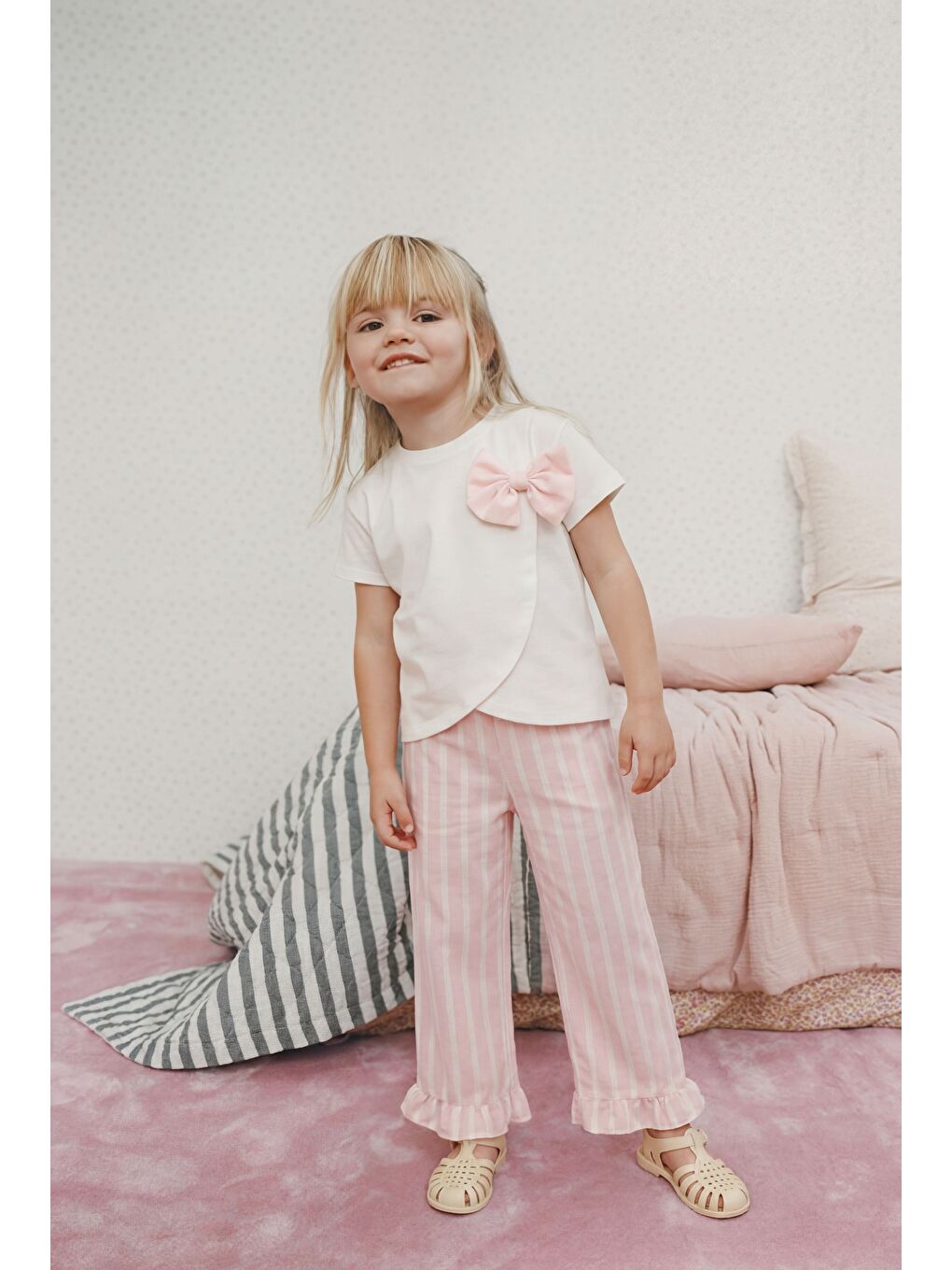 Kız Çocuk Pamuklu Beyaz Fiyonk Detaylı Tişört Pantolon Takım - Pembe Çizgili
