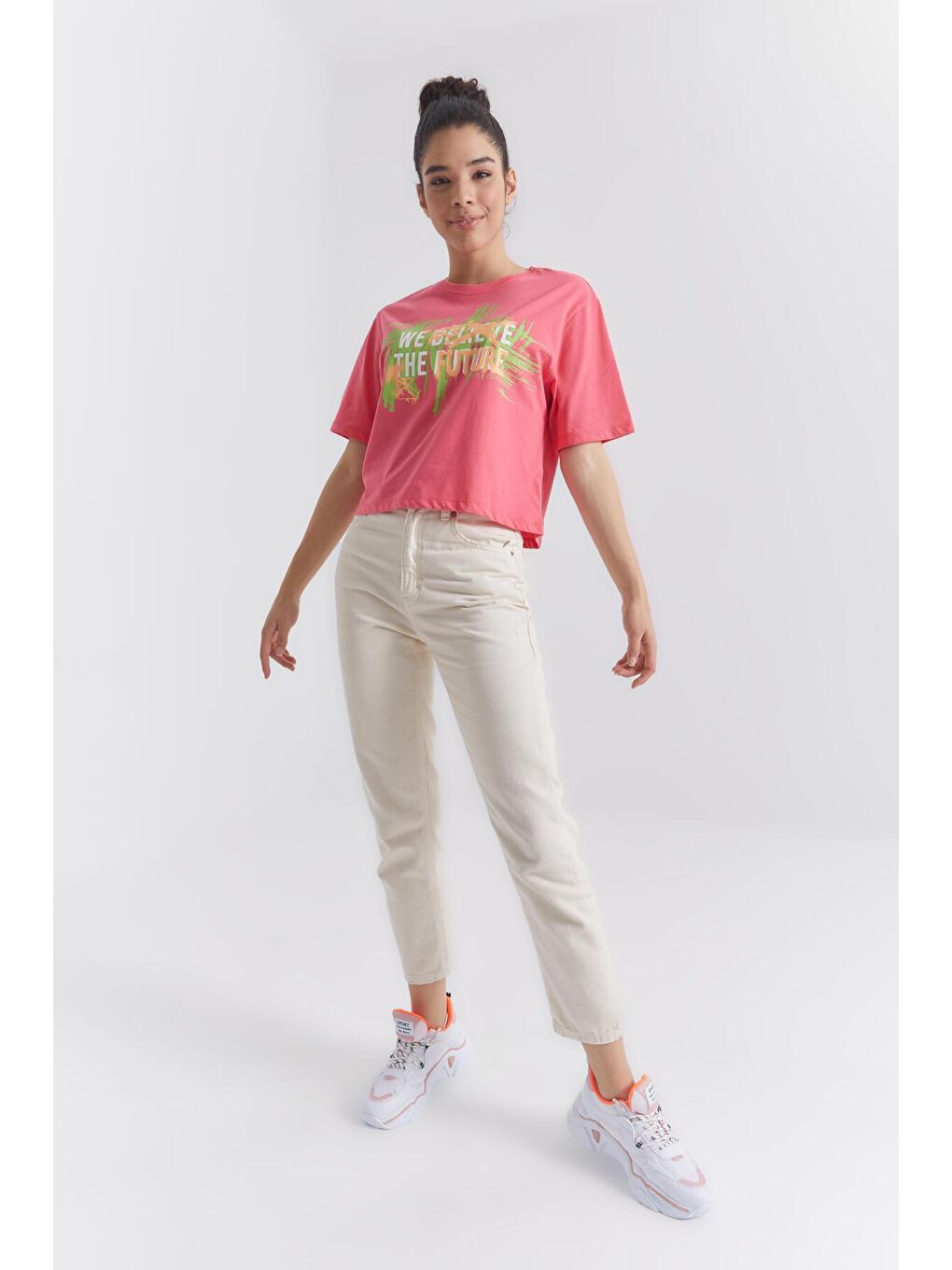 TOMMYLIFE Koyu Kırmızı Rose Renkli Yazı Baskılı O Yaka Kadın Oversize T-Shirt  - 97212 - 1