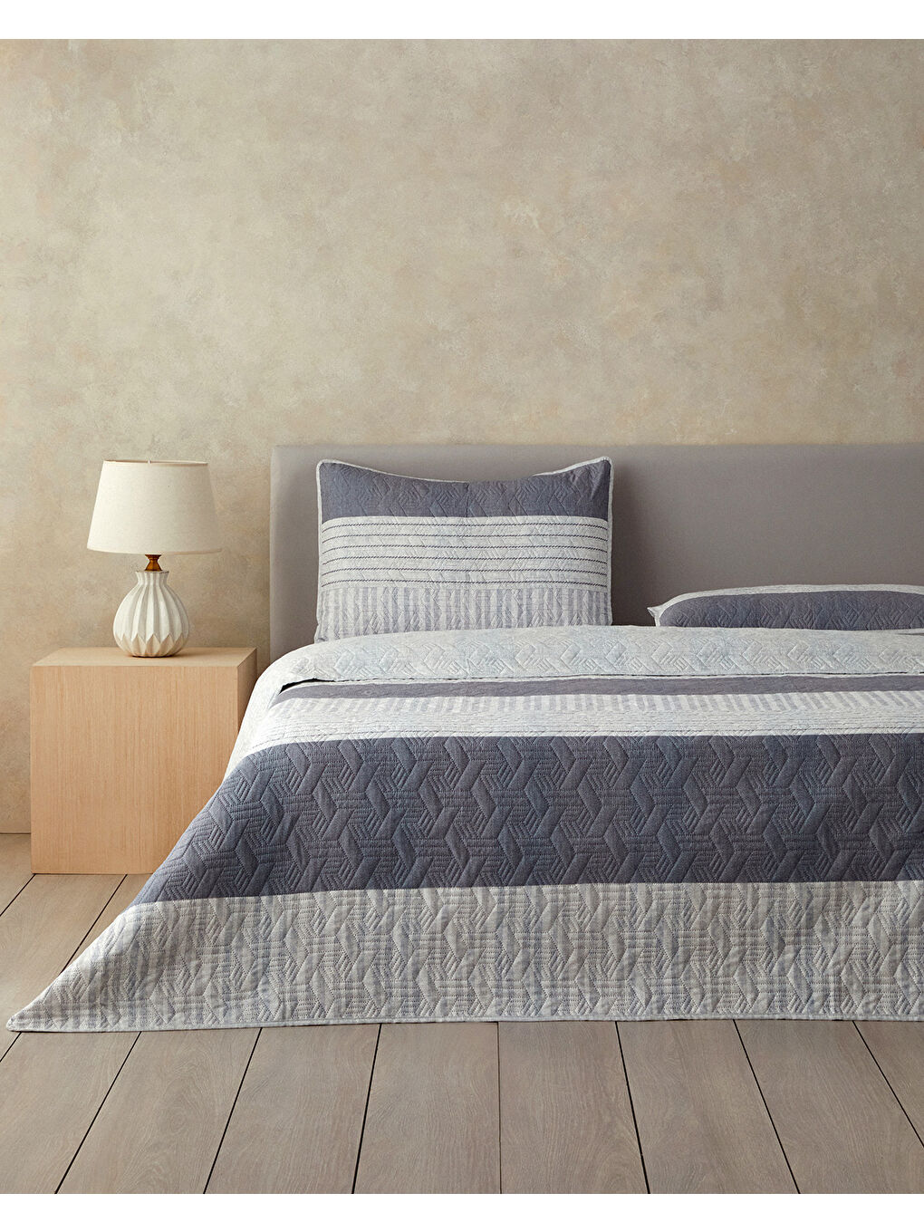 Line Art King Size Yatak Örtüsü Takımı Gri