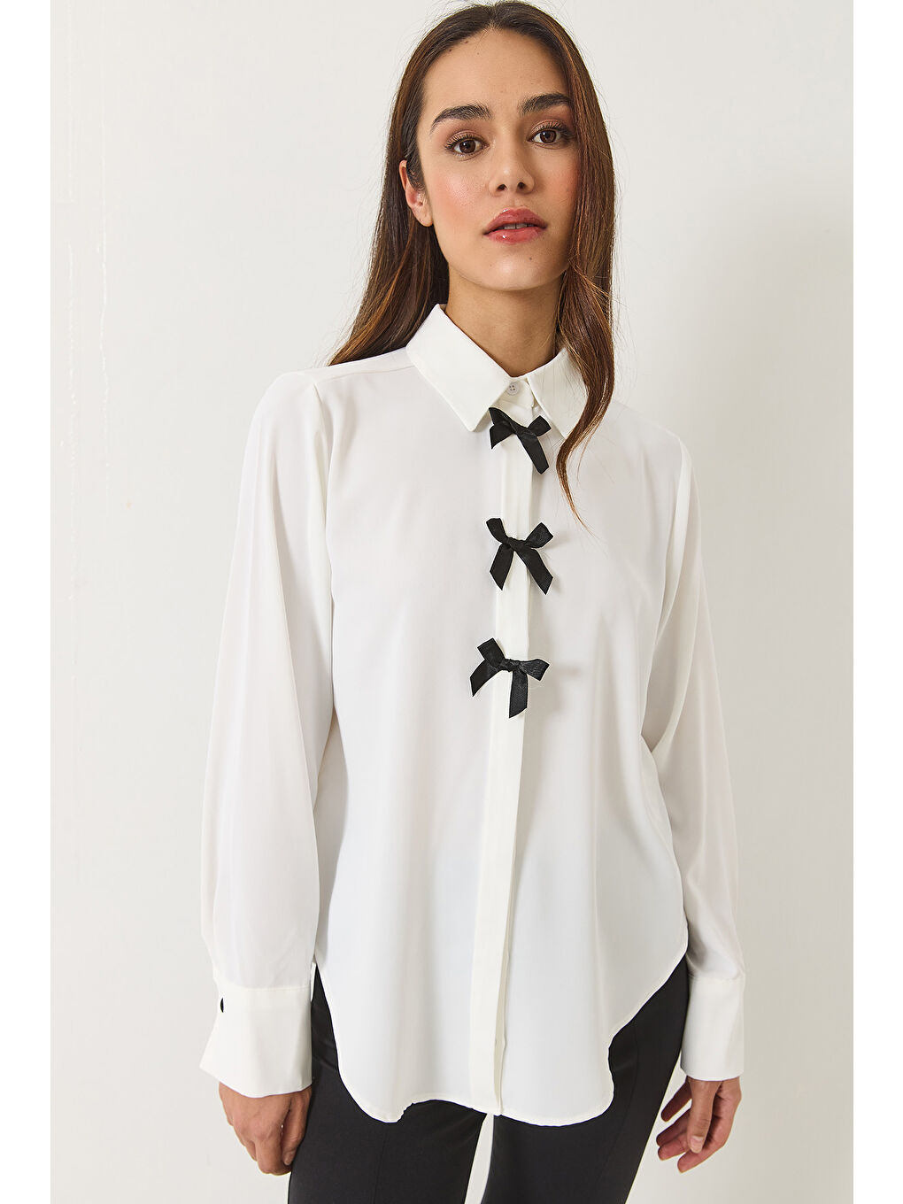 Beyaz Kadın Kurdele Detaylı Gizli Düğmeli Uzun Kollu Gömlek