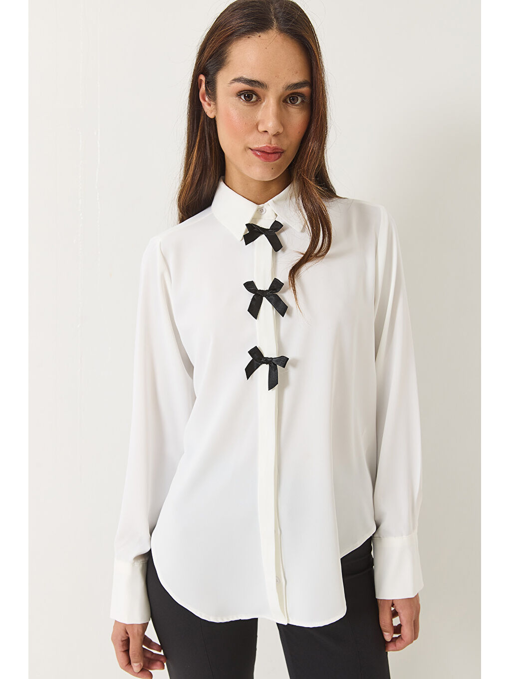 Beyaz Kadın Kurdele Detaylı Gizli Düğmeli Uzun Kollu Gömlek-1