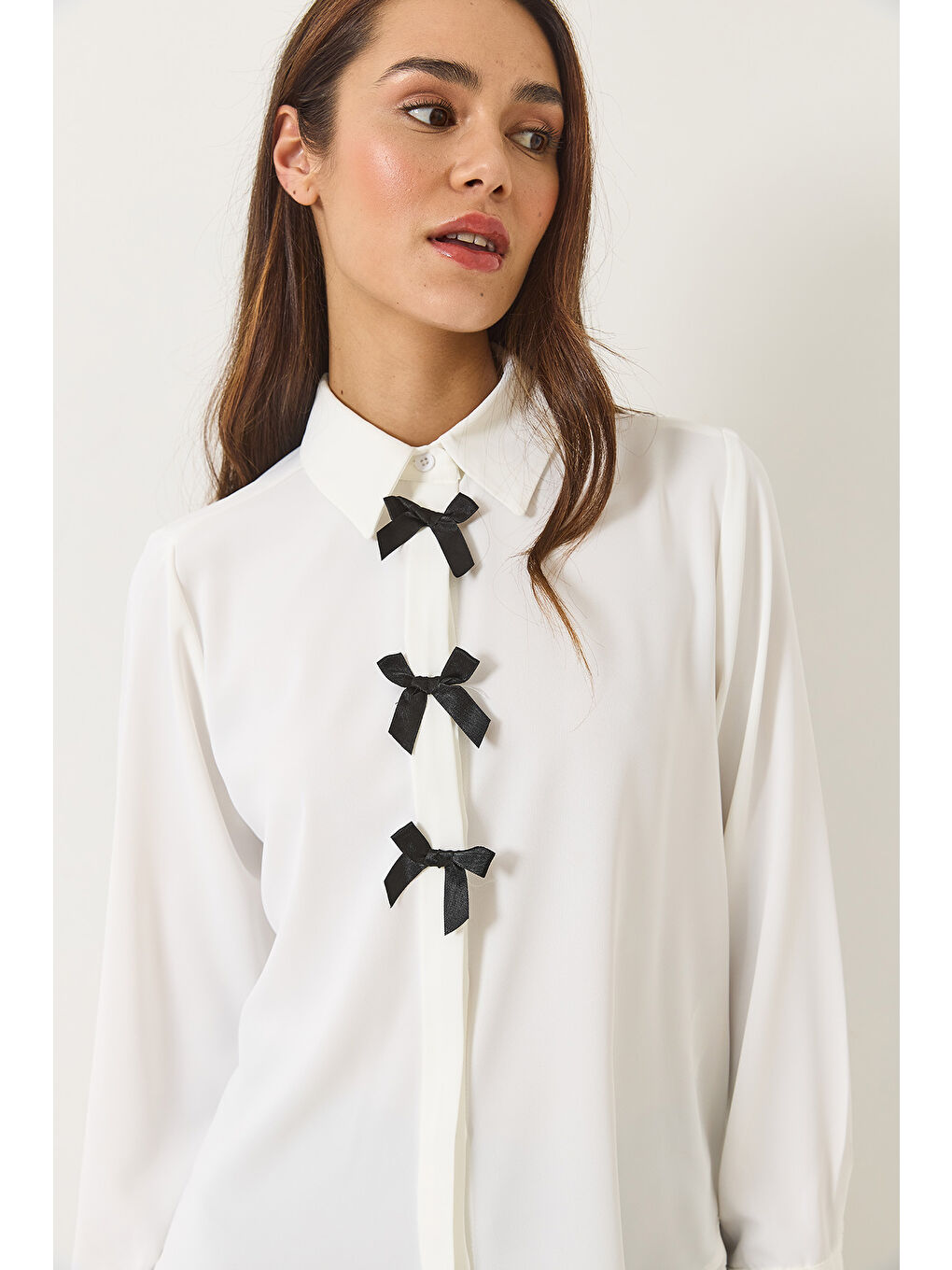 Beyaz Kadın Kurdele Detaylı Gizli Düğmeli Uzun Kollu Gömlek-2