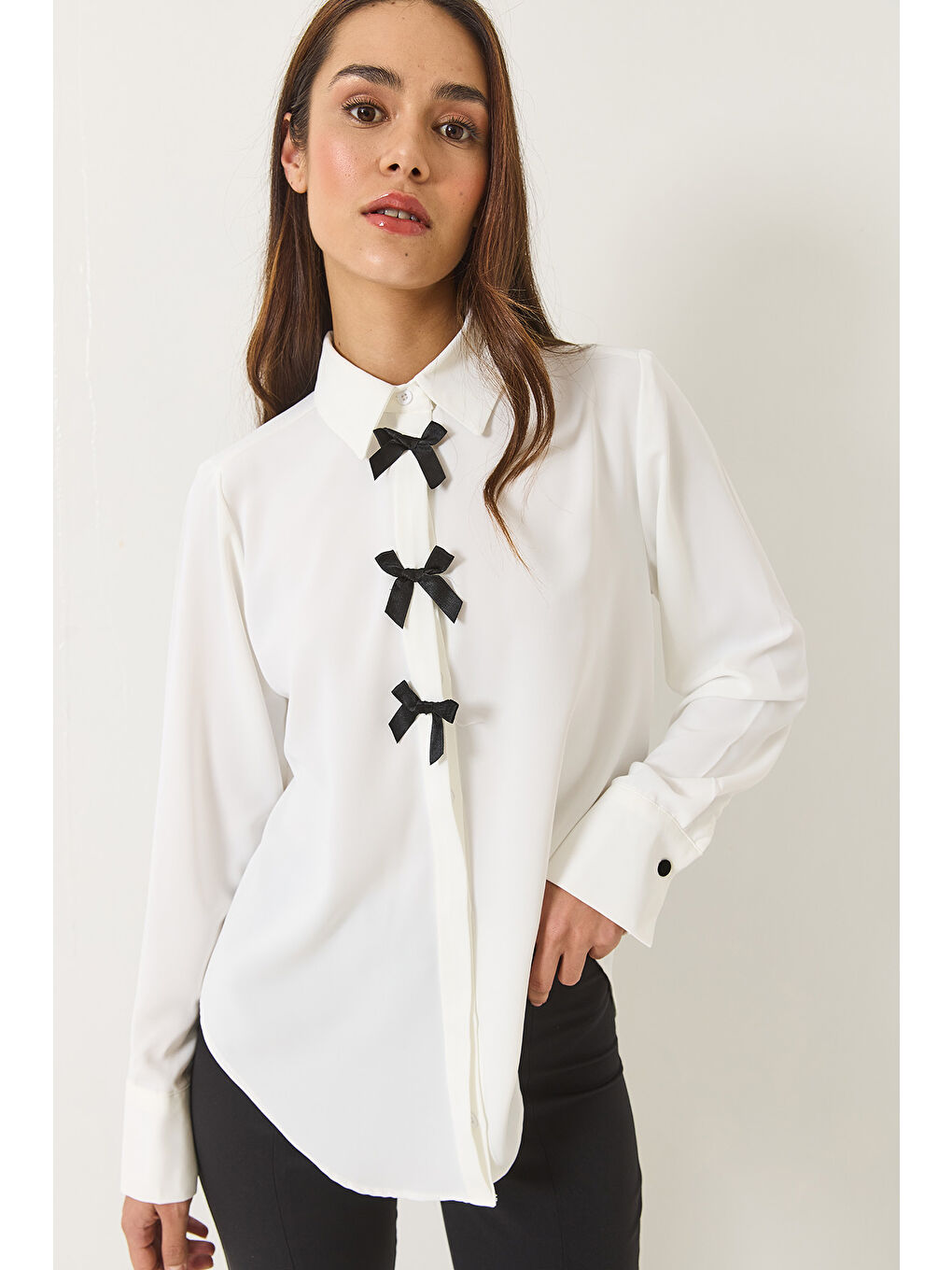 Beyaz Kadın Kurdele Detaylı Gizli Düğmeli Uzun Kollu Gömlek-3