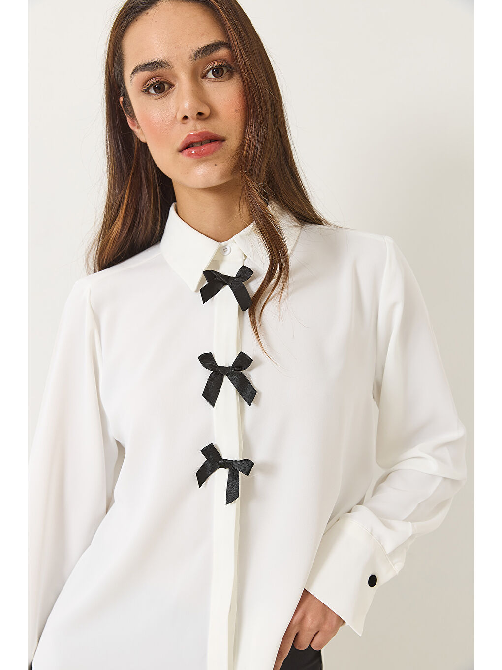 Beyaz Kadın Kurdele Detaylı Gizli Düğmeli Uzun Kollu Gömlek-4