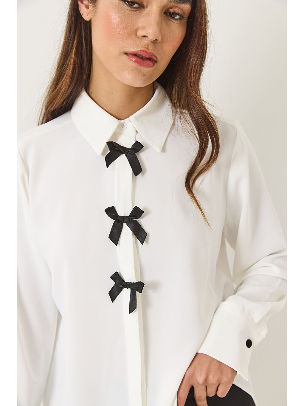 Beyaz Kadın Kurdele Detaylı Gizli Düğmeli Uzun Kollu Gömlek-5