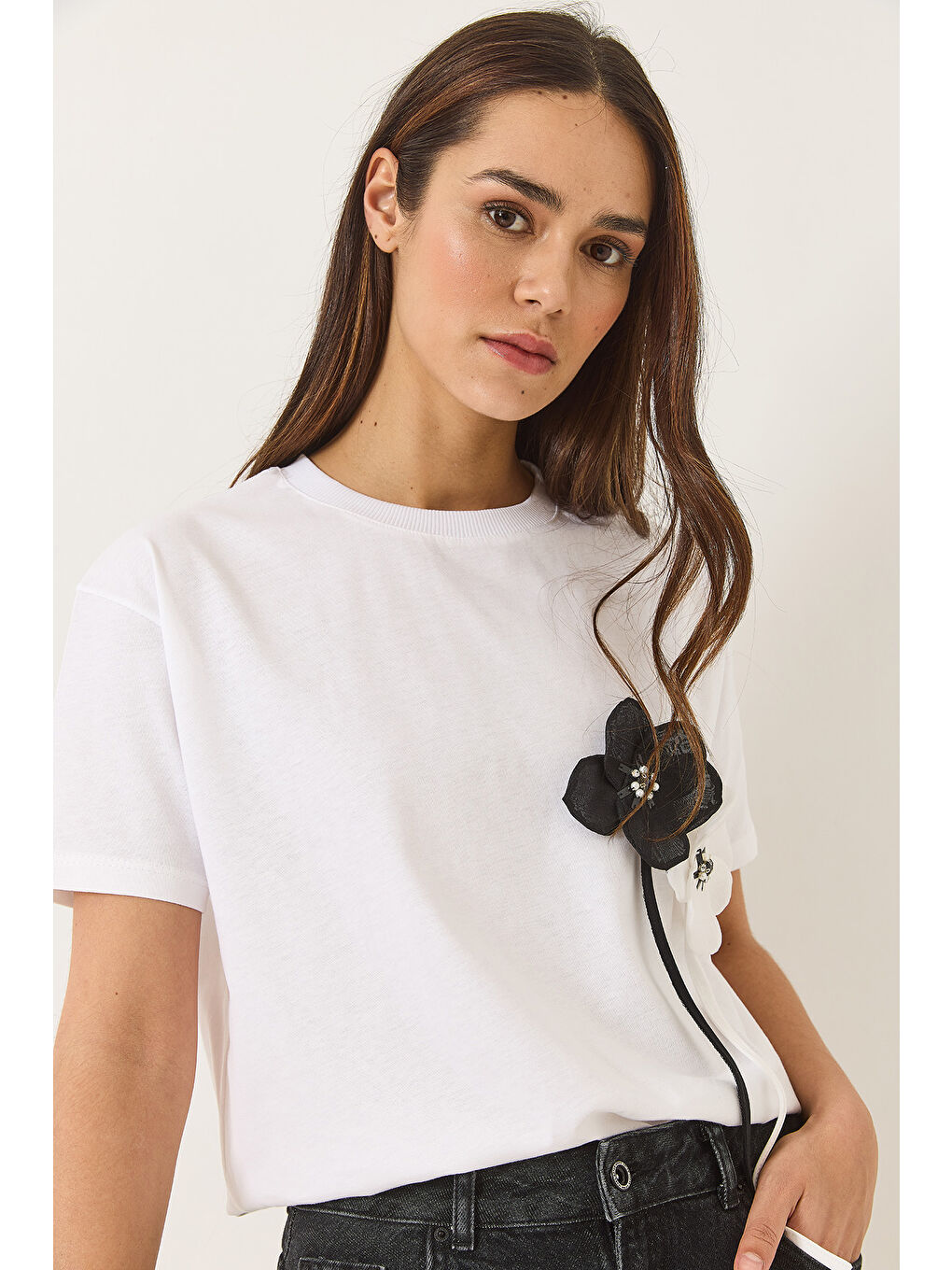 Beyaz Kadın Aksesuarlı Kısa Kollu Pamuklu T-Shirt-1