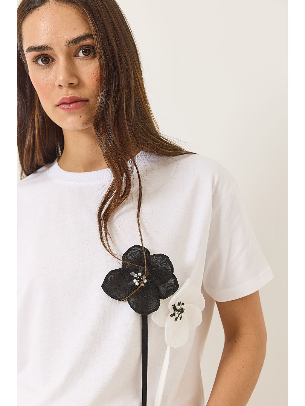 Beyaz Kadın Aksesuarlı Kısa Kollu Pamuklu T-Shirt-2