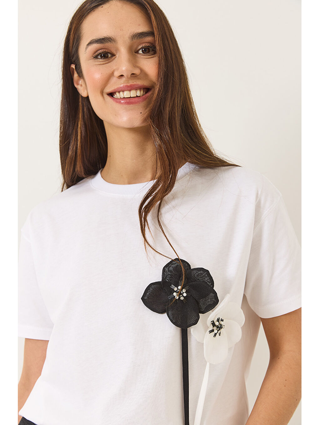 Beyaz Kadın Aksesuarlı Kısa Kollu Pamuklu T-Shirt-3