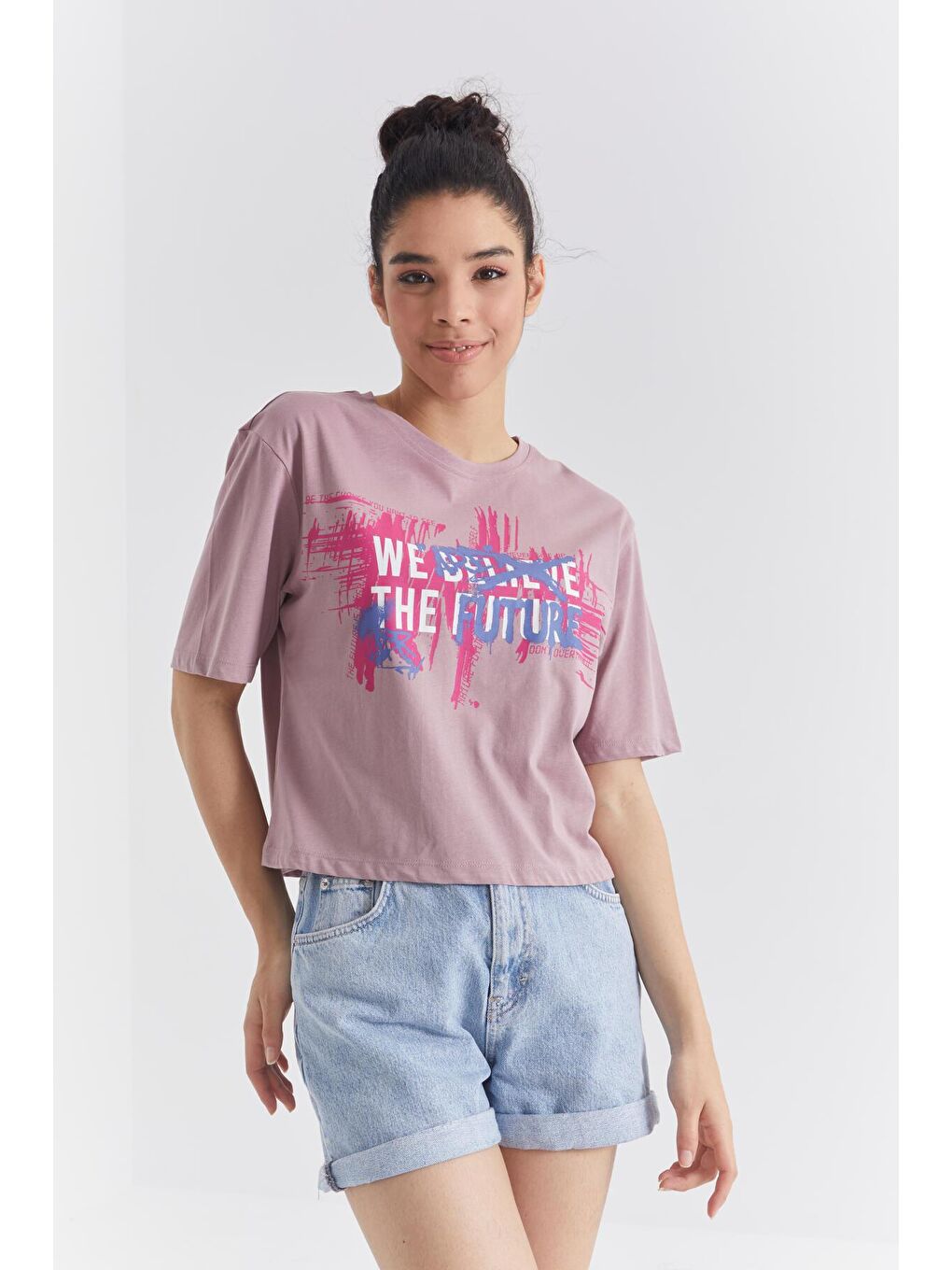 TOMMYLIFE Gülkurusu Gül Kurusu Renkli Yazı Baskılı O Yaka Kadın Oversize T-Shirt  - 97212