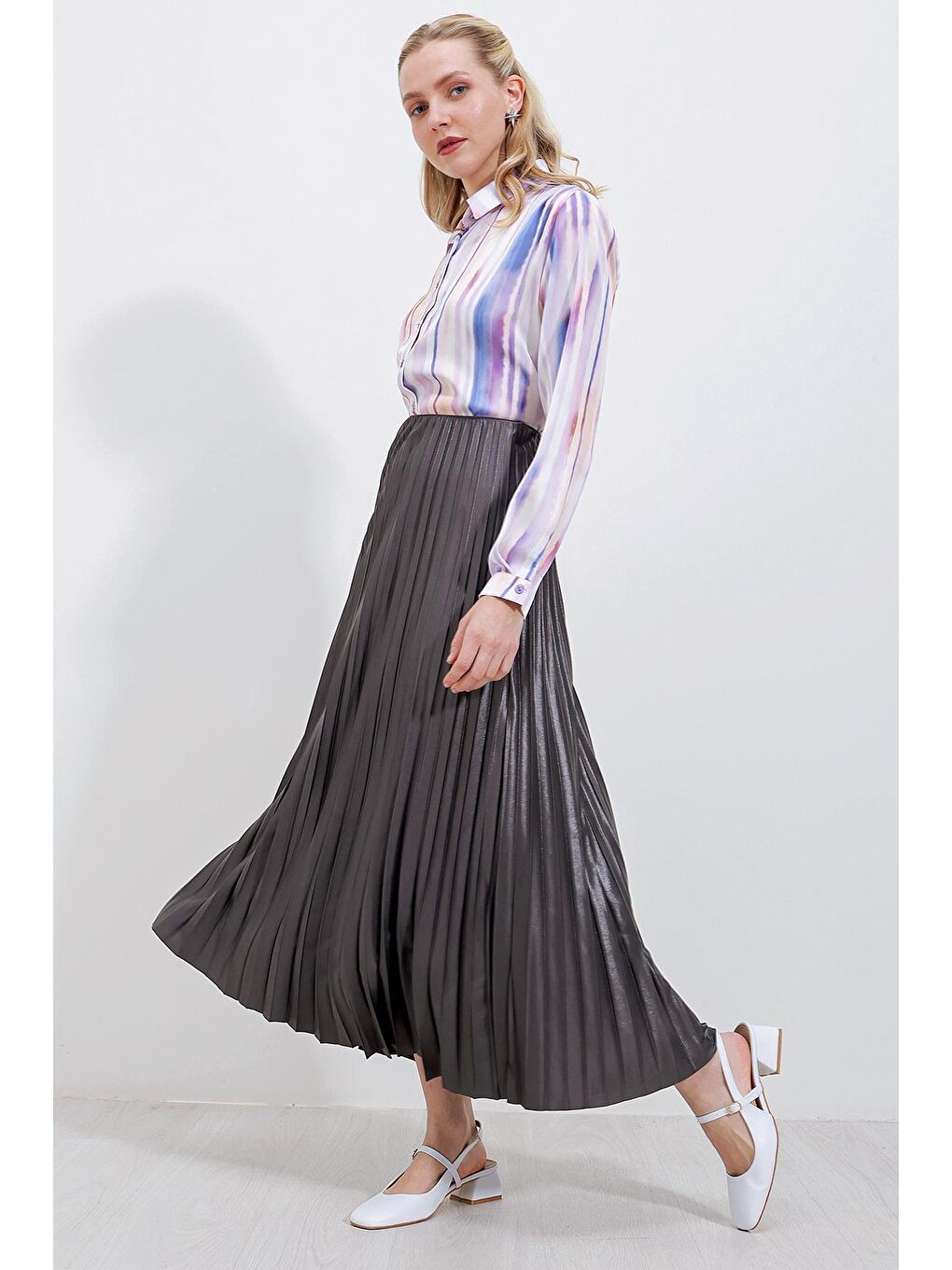 8009 Deri Görünümlü Piliseli Etek - Gri-1