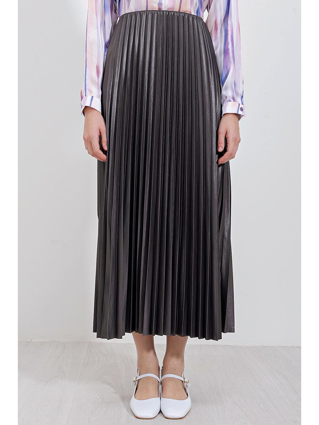 8009 Deri Görünümlü Piliseli Etek - Gri-2