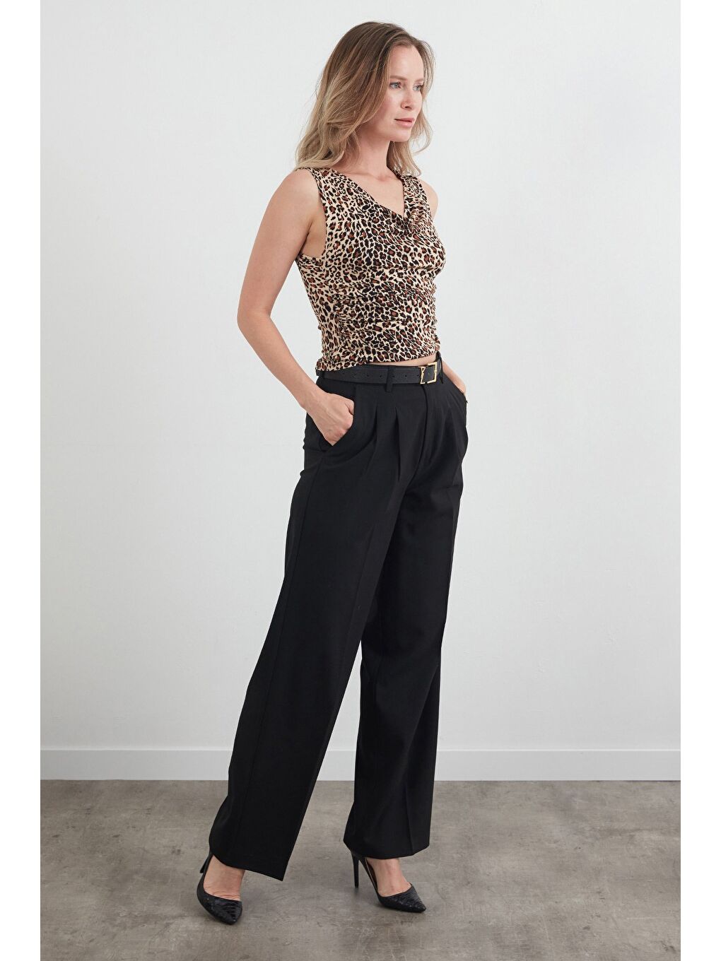 Bej Leopar Desenli Drapeli Degaje Yaka Bluz-2