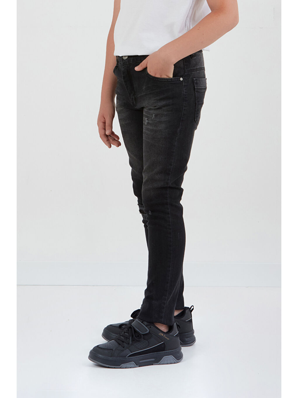 Siyah Yırtık Detaylı Elastanlı Erkek Çocuk Pantolon-2