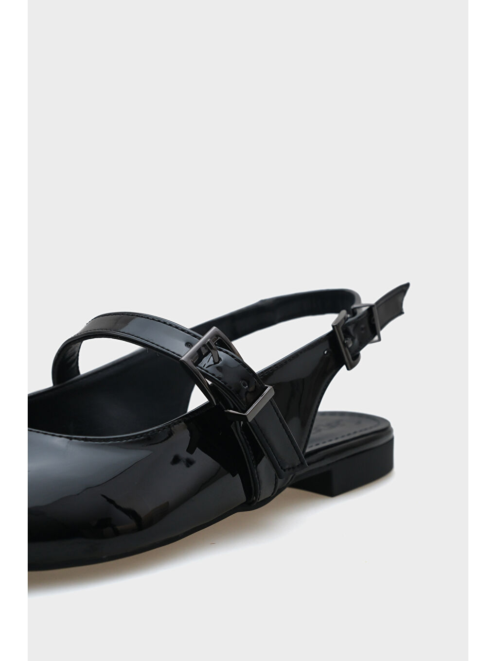 Siyah Anna Arkası Açık Bantlı Toka Detaylı Sivri Burunlu  Kadın Babet-3