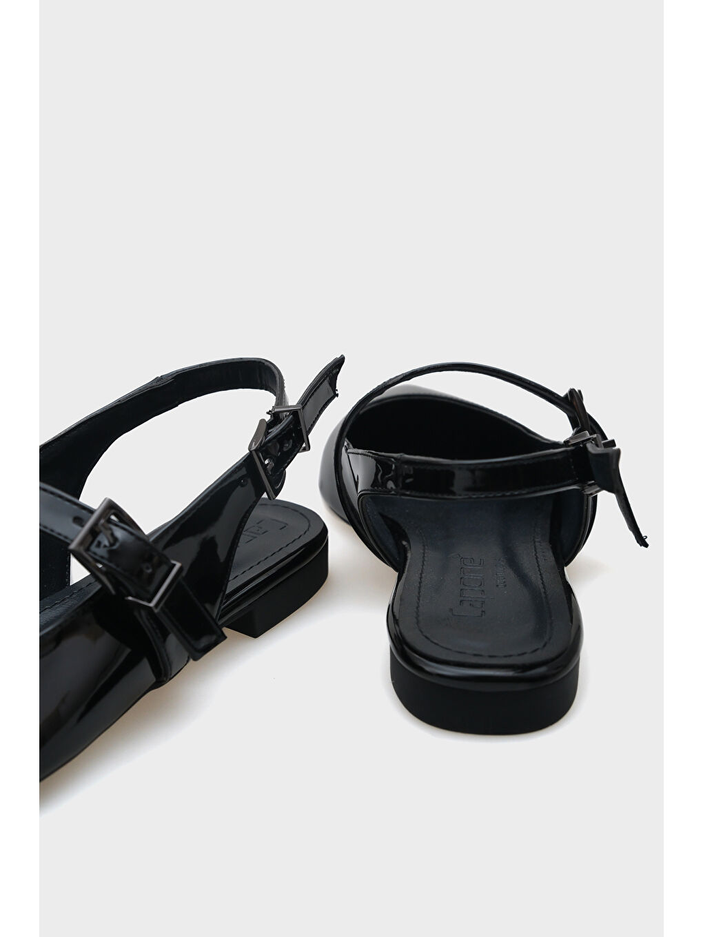 Siyah Anna Arkası Açık Bantlı Toka Detaylı Sivri Burunlu  Kadın Babet-4