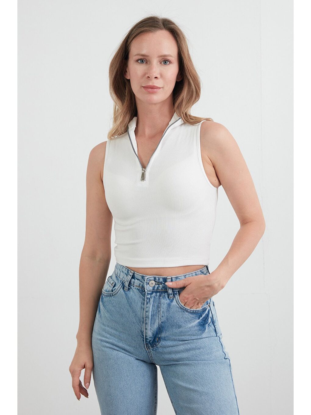 Beyaz Fitilli Yarım Fermuarlı Kolsuz Bluz