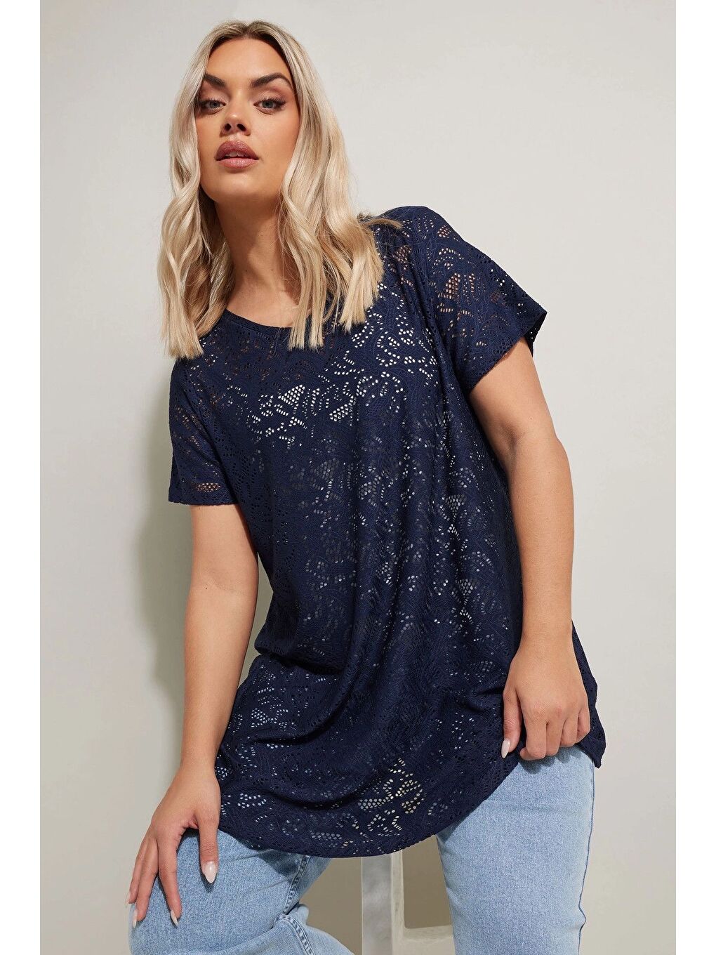 Lacivert Büyük Beden V Yaka Kısa Kollu Astarsız Dantel T-shirt 304095