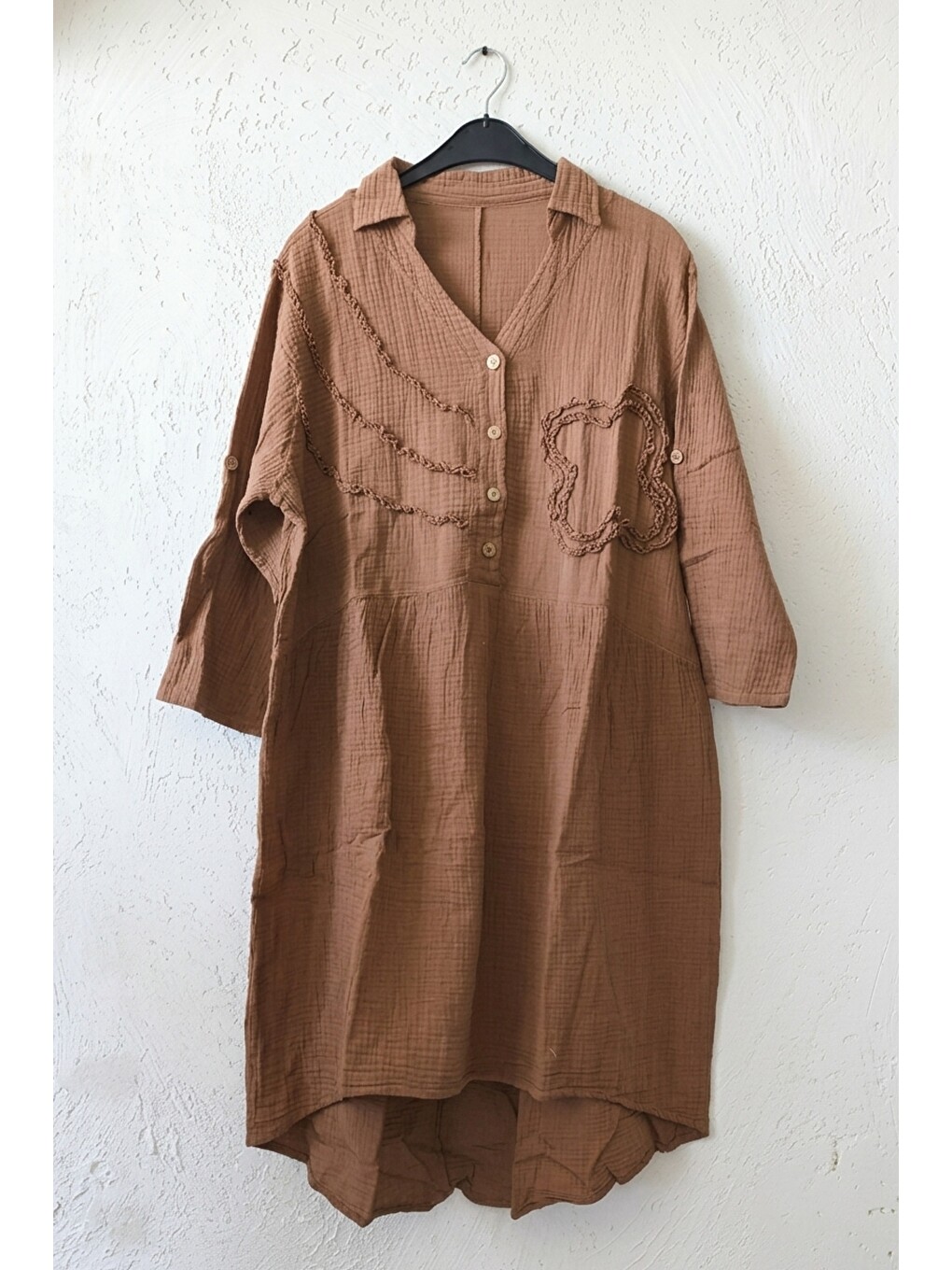 Kahverengi Camel V Yaka 3/4 Kol Düğmeli Süzene Nakışlı Casual Müslin Arkası Uzun Oversize Dokuma Elbise 110 65-1