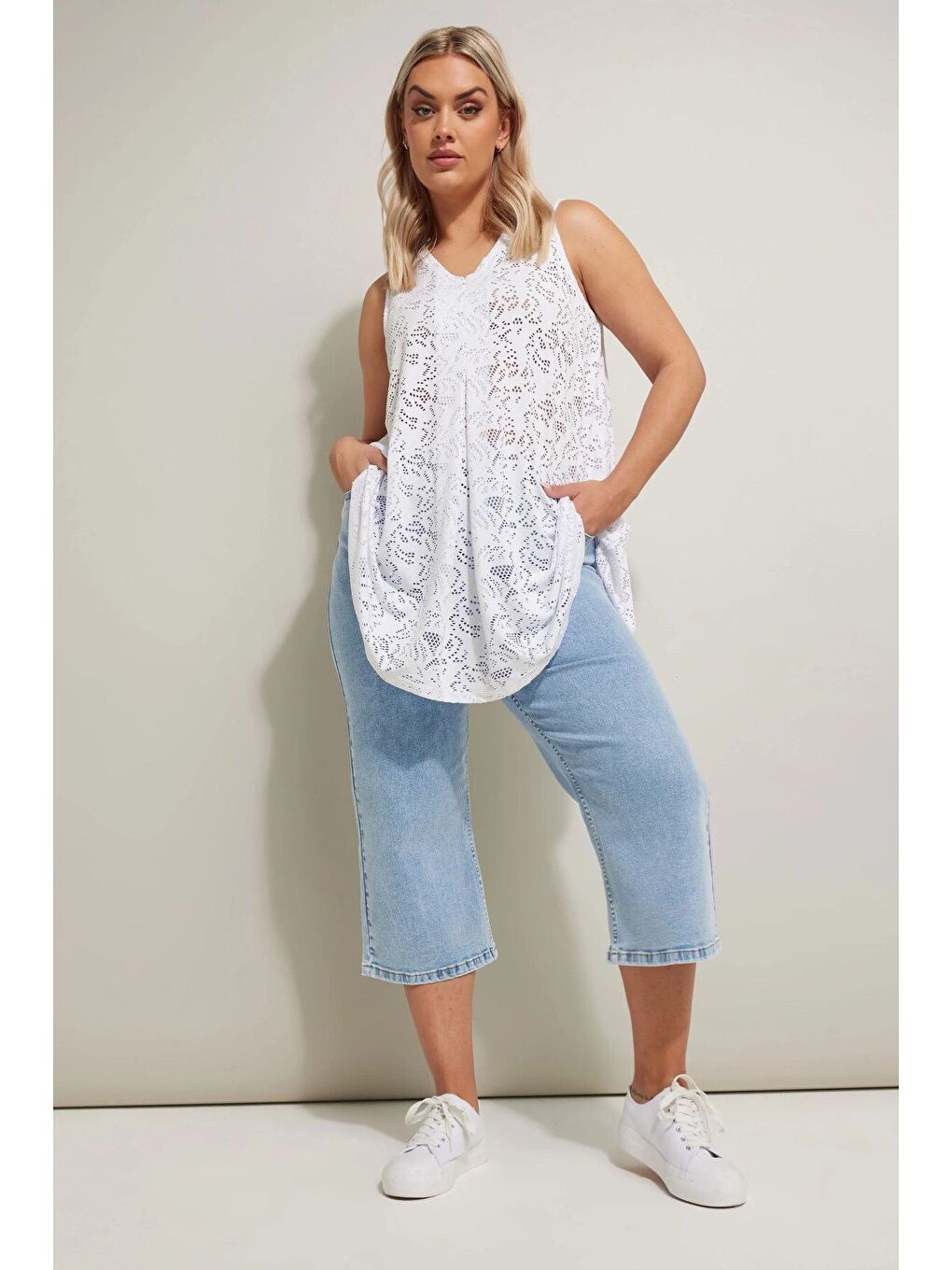 Beyaz Büyük Beden V Yaka Sıfır Kol Astarsız Dantel Bluz 304098-1